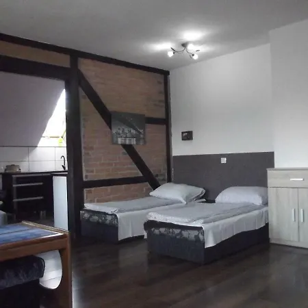 ホームステイ 42 イェレニャ・グーラ